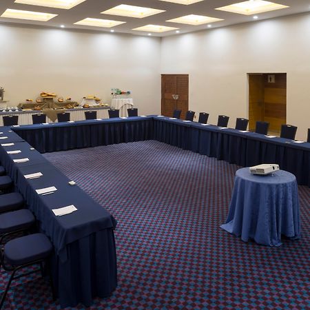 فندق كامينو ريال بيدريجال ميكسيكو مدينة مكسيكو المظهر الخارجي الصورة A meeting room at the Sheraton Vistana Resort
