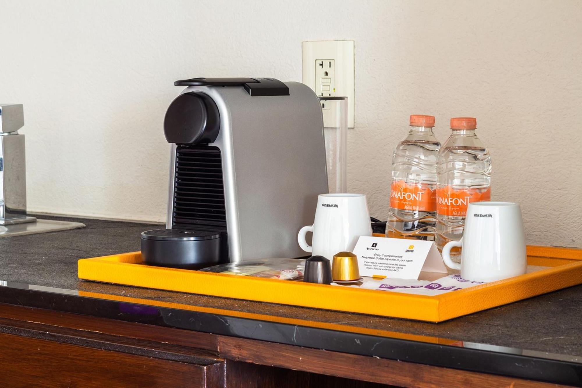 فندق كامينو ريال بيدريجال ميكسيكو مدينة مكسيكو المظهر الخارجي الصورة A Nespresso coffee machine in a hotel room
