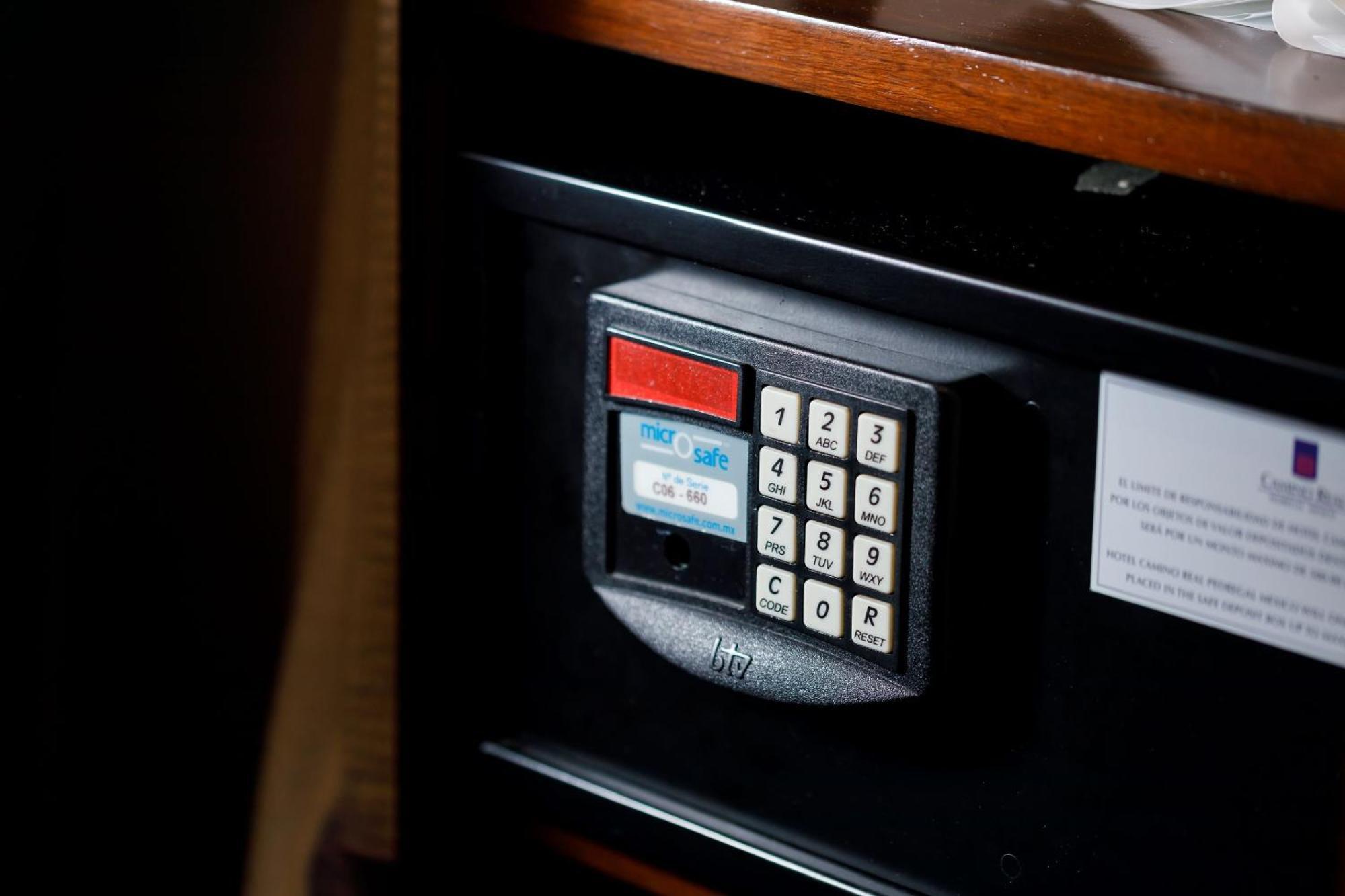 فندق كامينو ريال بيدريجال ميكسيكو مدينة مكسيكو المظهر الخارجي الصورة A safe with a keypad