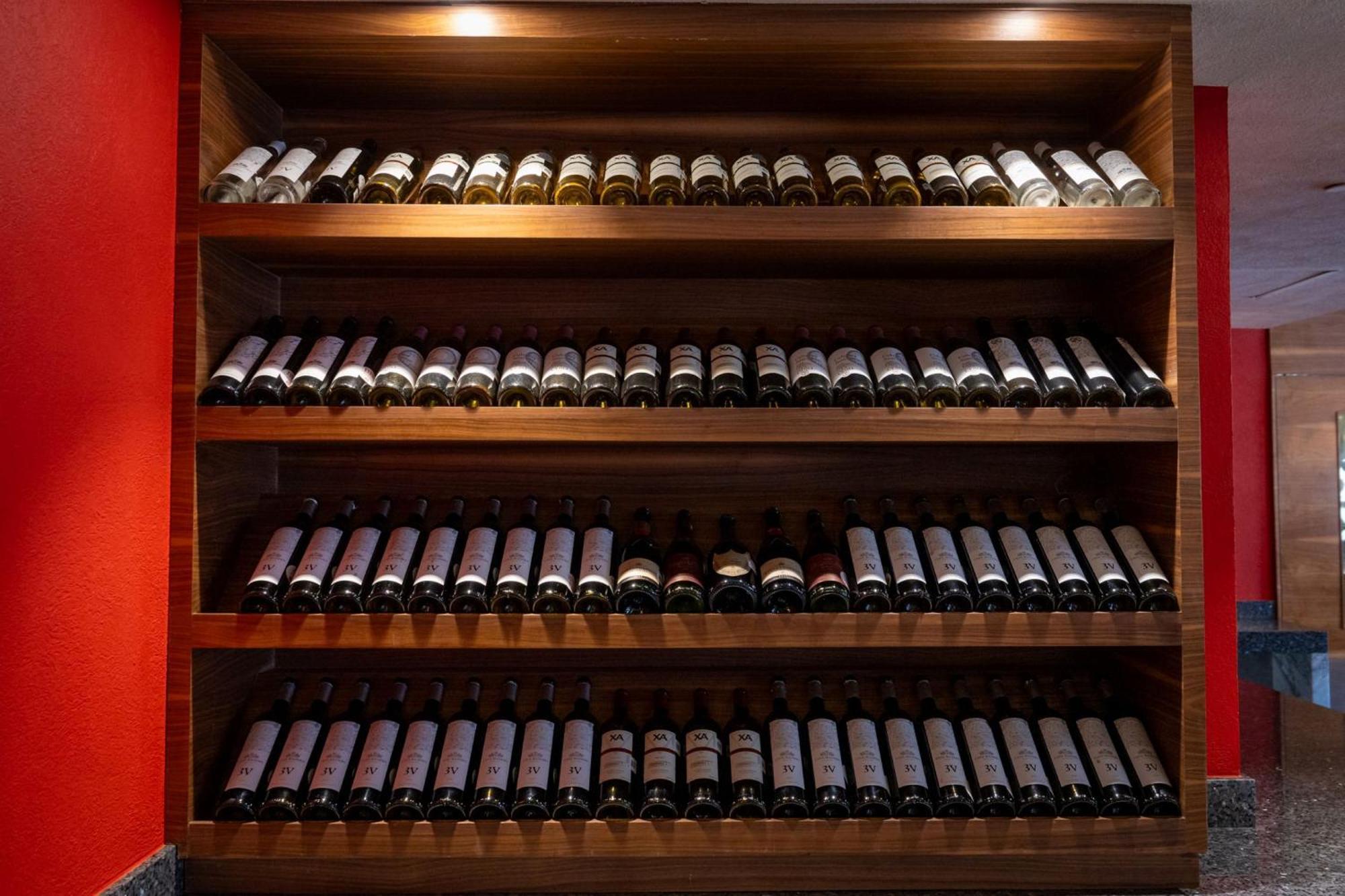 فندق كامينو ريال بيدريجال ميكسيكو مدينة مكسيكو المظهر الخارجي الصورة Wine bottles in a wine rack