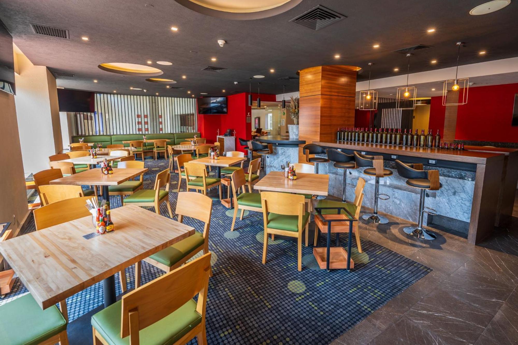 فندق كامينو ريال بيدريجال ميكسيكو مدينة مكسيكو المظهر الخارجي الصورة The interior of a typical restaurant