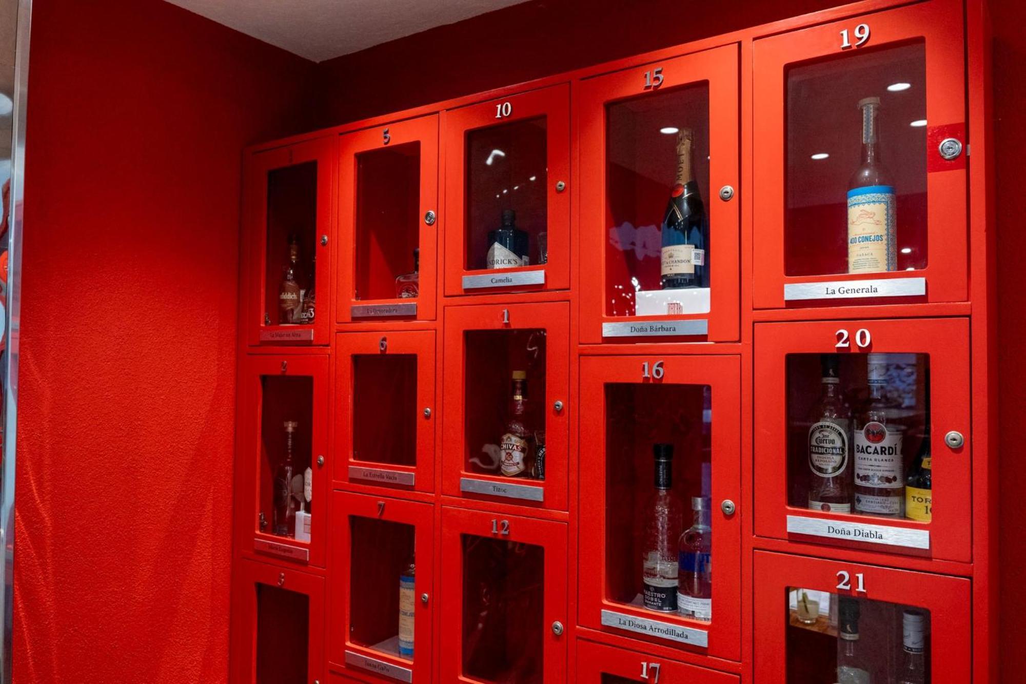 فندق كامينو ريال بيدريجال ميكسيكو مدينة مكسيكو المظهر الخارجي الصورة Wine lockers at a wine bar