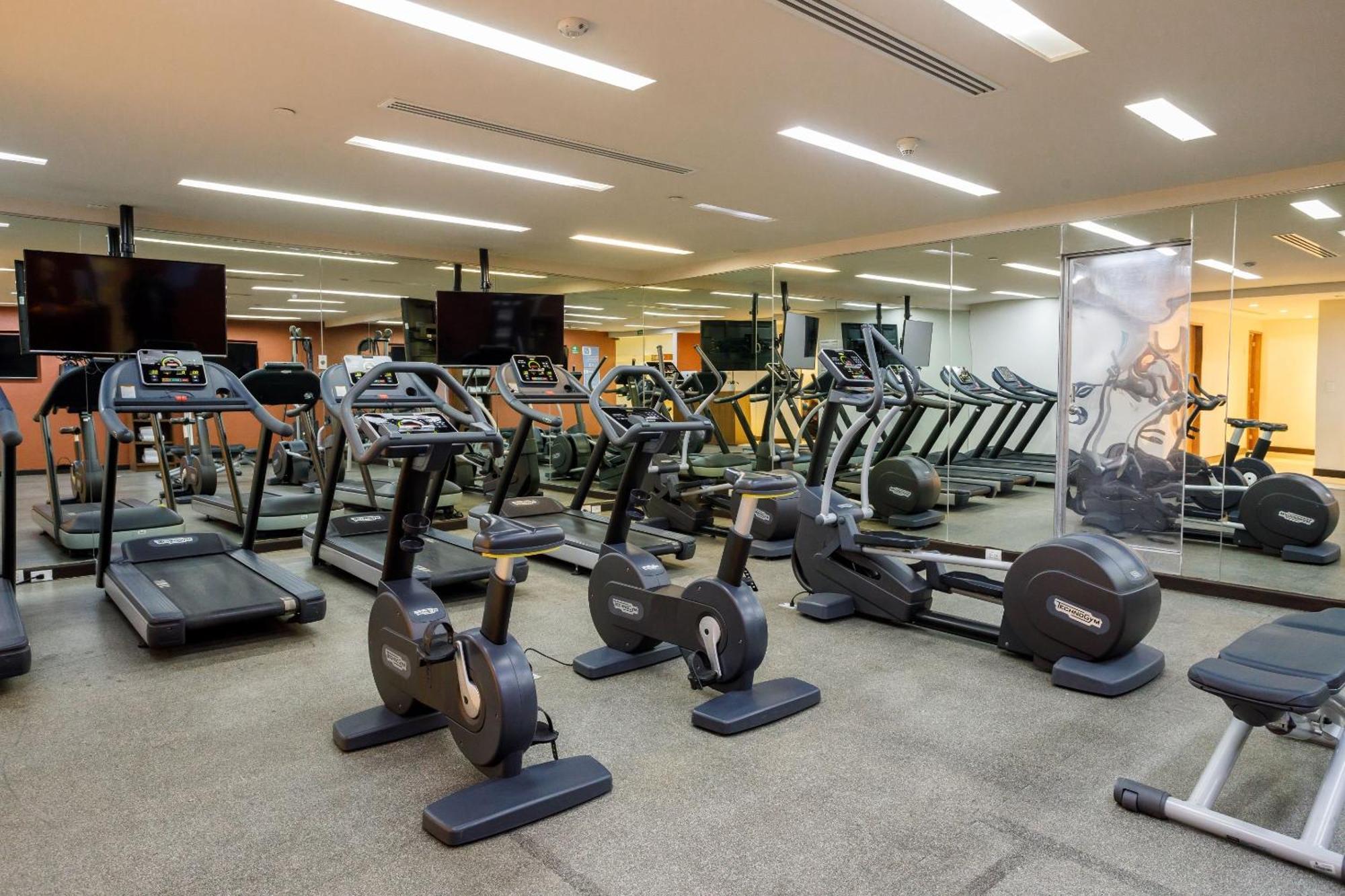 فندق كامينو ريال بيدريجال ميكسيكو مدينة مكسيكو المظهر الخارجي الصورة A gym at a hotel